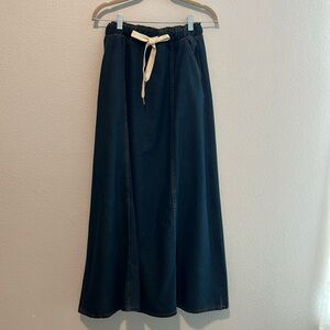 Ladies maxi skirt
Navy blue